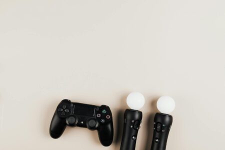 Razer’s Kishi Ultra Is Squeezing Console Controllers Off Mobile A clip-on gaming controller attached to a smartphone showing console-style analog sticks and triggers