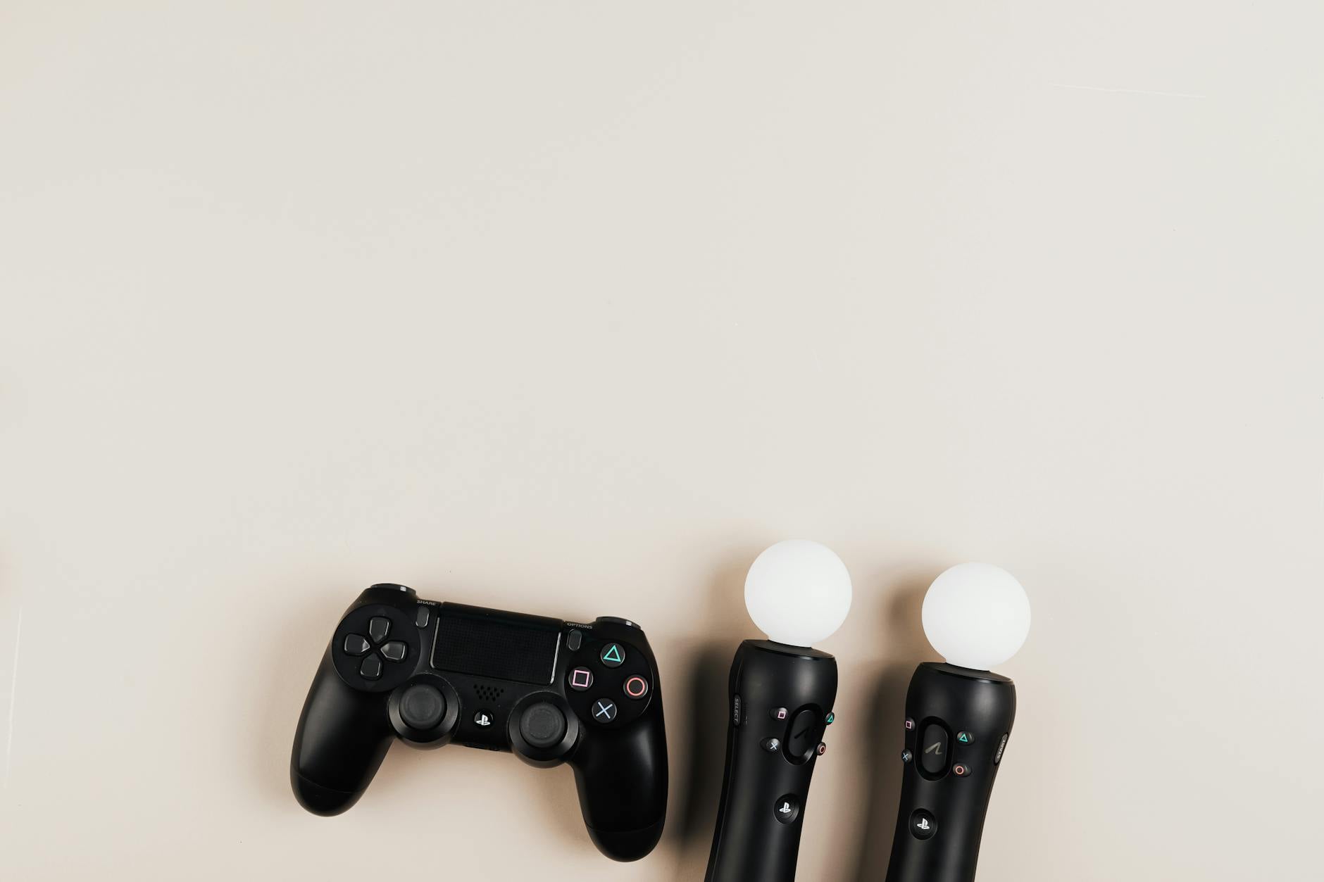 A clip-on gaming controller attached to a smartphone showing console-style analog sticks and triggers