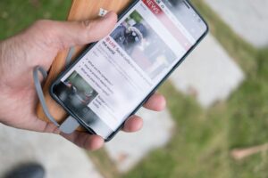 Qualcomm’s Snapdragon Chips Are Finally Beating Apple’s A-Series in Battery Life Close-up of smartphone displaying battery charging indicator and percentage
