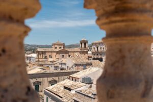 2K’s Mafia: The Old Country Buzz Is Shelving Definitive Edition Runs Sunlit Sicilian countryside with historic stone architecture, evoking early 20th century atmosphere