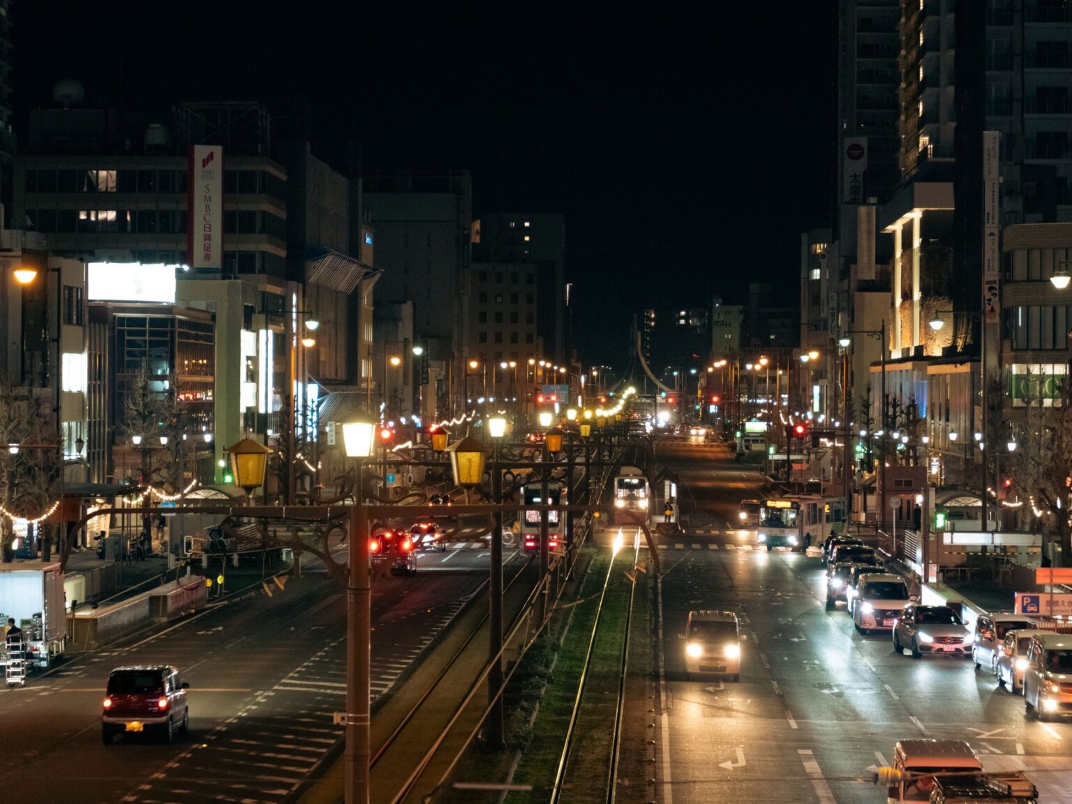Neon-lit Japanese city street at night, evoking the urban atmosphere of the Yakuza game series