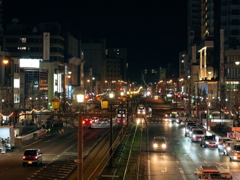 Sega’s Yakuza 8 DLC Silence Is Pulling Fans Back to Ishin Neon-lit Japanese city street at night, evoking the urban atmosphere of the Yakuza game series